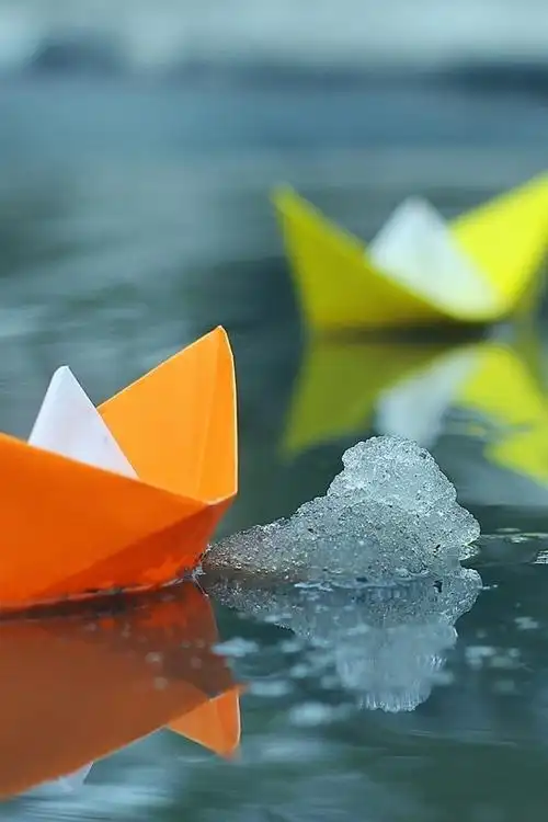 水中的小纸船 640x1136 iphone 5/5s/5c/se 壁纸,图片,背景,照片