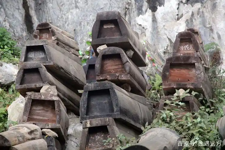 贵州深山发现1200多年沿用至今的棺材洞,500余具棺材森严而神秘