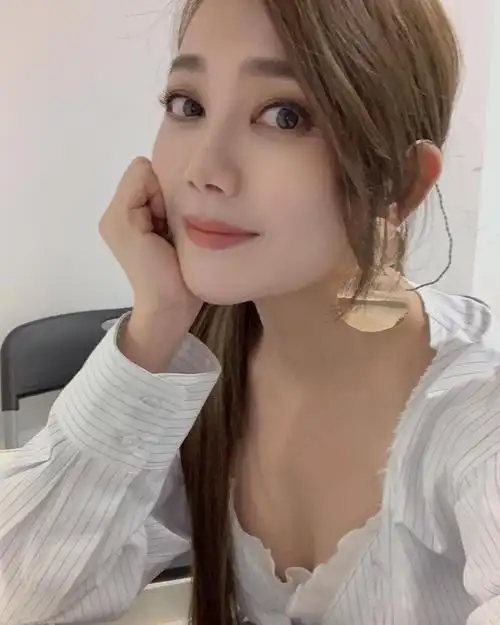 组图:梁静茹晒近照沐浴冬日暖阳 穿运动装健身辗转各地忙工作