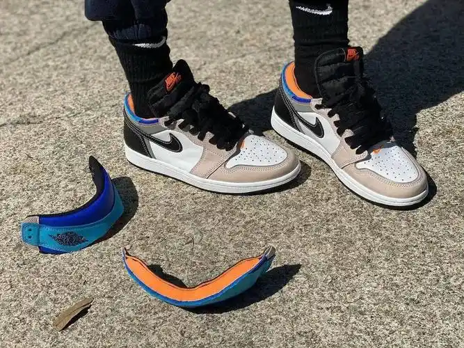 鞋后跟还印有travisscott标志性的鬼脸和fragment标志性的闪电印记