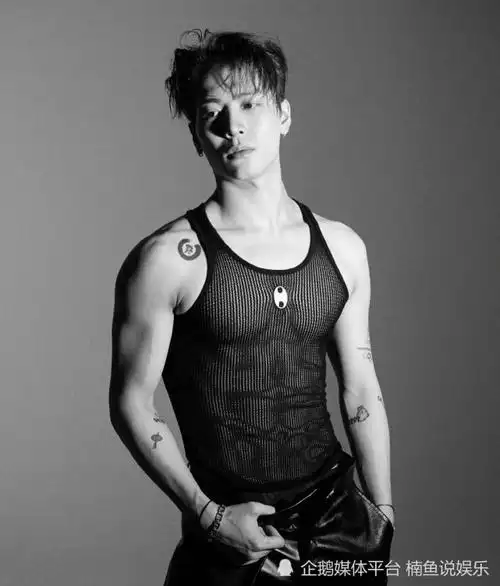 被王嘉尔帅到了!穿深v西装大秀腹肌线条,型男魅力根本挡不住