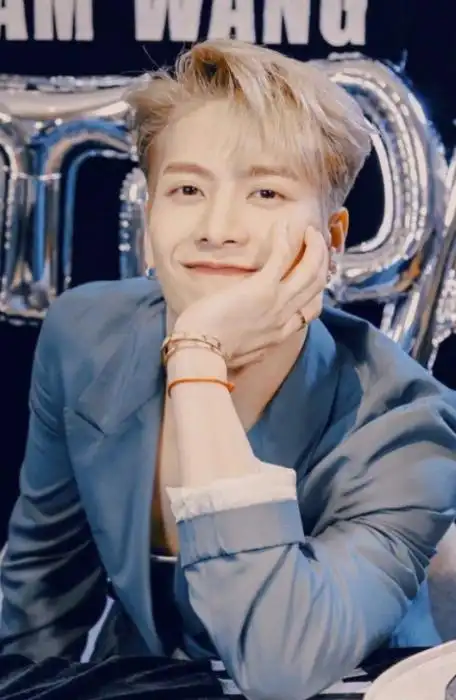 王嘉尔给路过的小女孩提肩带贴心可爱举动暖倒网友