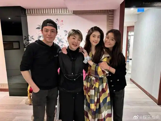 李凯馨晒与霍建华林心如合照##霍建华林心如最新状态