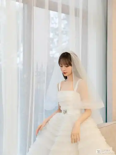 沈梦辰穿婚纱很迷人杜海涛穿酒红色西装绅士优雅小两口太幸福