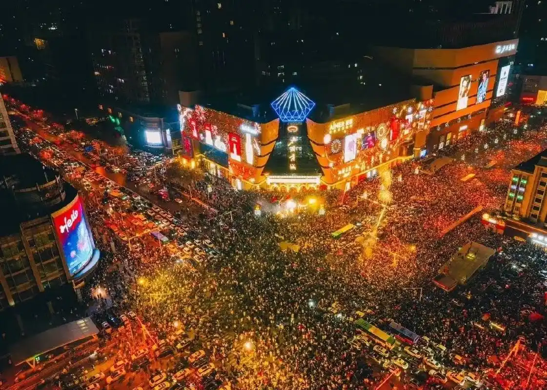 跨年狂欢跨年夜石家庄人潮汹涌