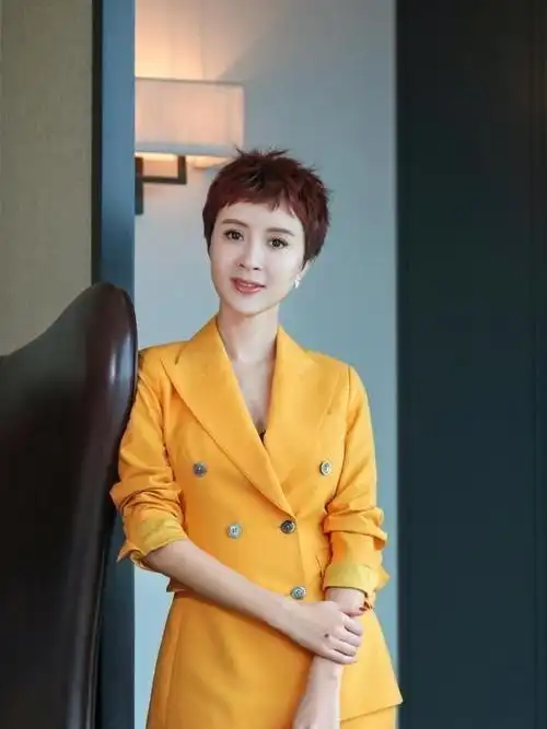 49岁蒋雯丽喜夺白玉兰视后,一身高级灰西装低调优雅,难掩好气质