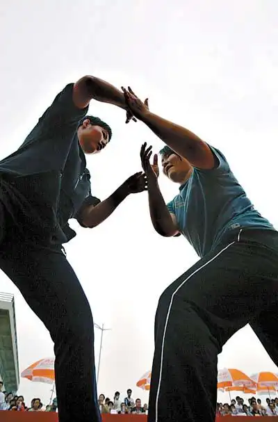 广东工业大学学子昨天太极推手比赛(组图)