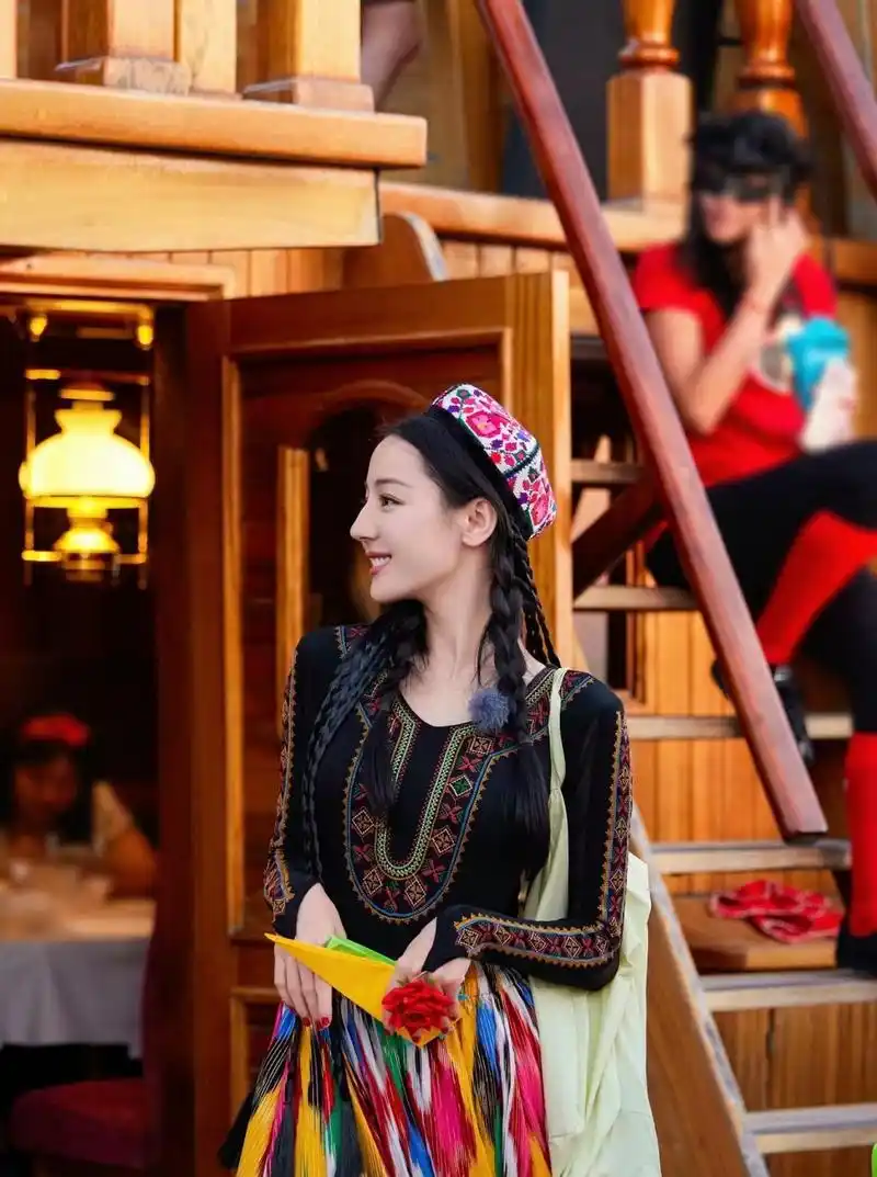 冬季时尚感大比拼#  迪丽热巴在综艺上大跳新疆舞,穿上民族服装的她