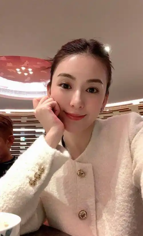 值得一提的是,尽管方媛与郭富城在照片中全副武装,但是二人的恩爱之情