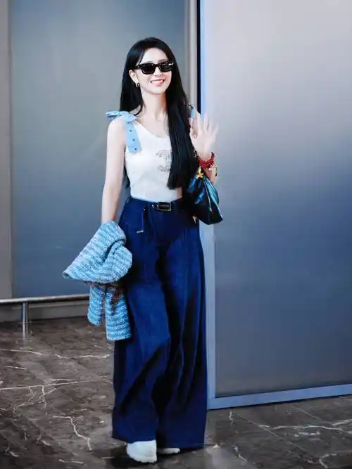 而就在几个小时之前,佟丽娅工作室也晒出了她准备出发时的美照,那时候