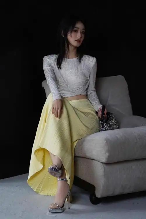 赵丽颖身高165cm,但体重却常年维持在80斤左右,她的蚂蚁腰更是火出圈