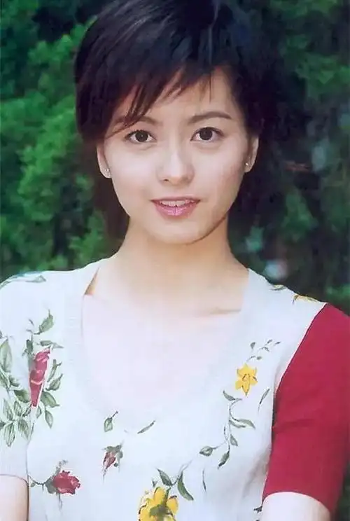 她是人靓腿长香港杰青,昔日恋情引轰动,嫁外国老公生活多面开花