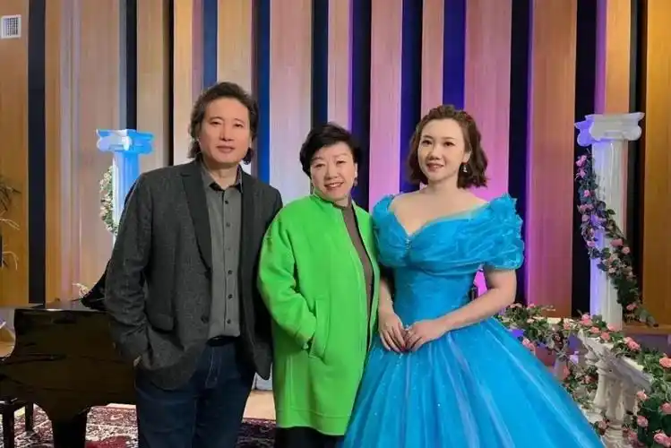 (左)戴玉强(中)戴玉强夫人 刘燕(右)戴玉强女儿 戴梓伊戴玉强生活中