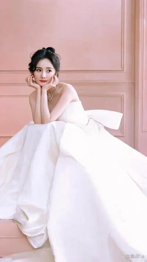 杨幂甜美温柔,一袭婚纱如梦似幻,女神气质尽显