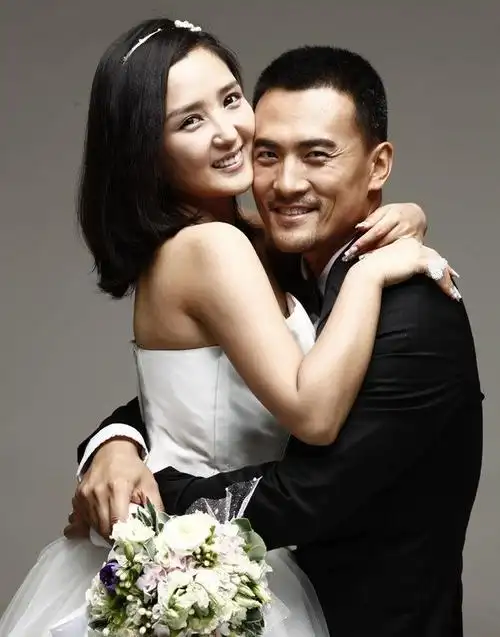 何洁赫子铭最新结婚照 浪漫骑马甜蜜拥吻