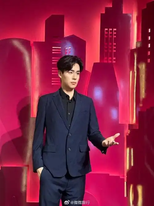 可以比一比和胡一天的身高差,并且有机会获得精美礼品呢97我简直