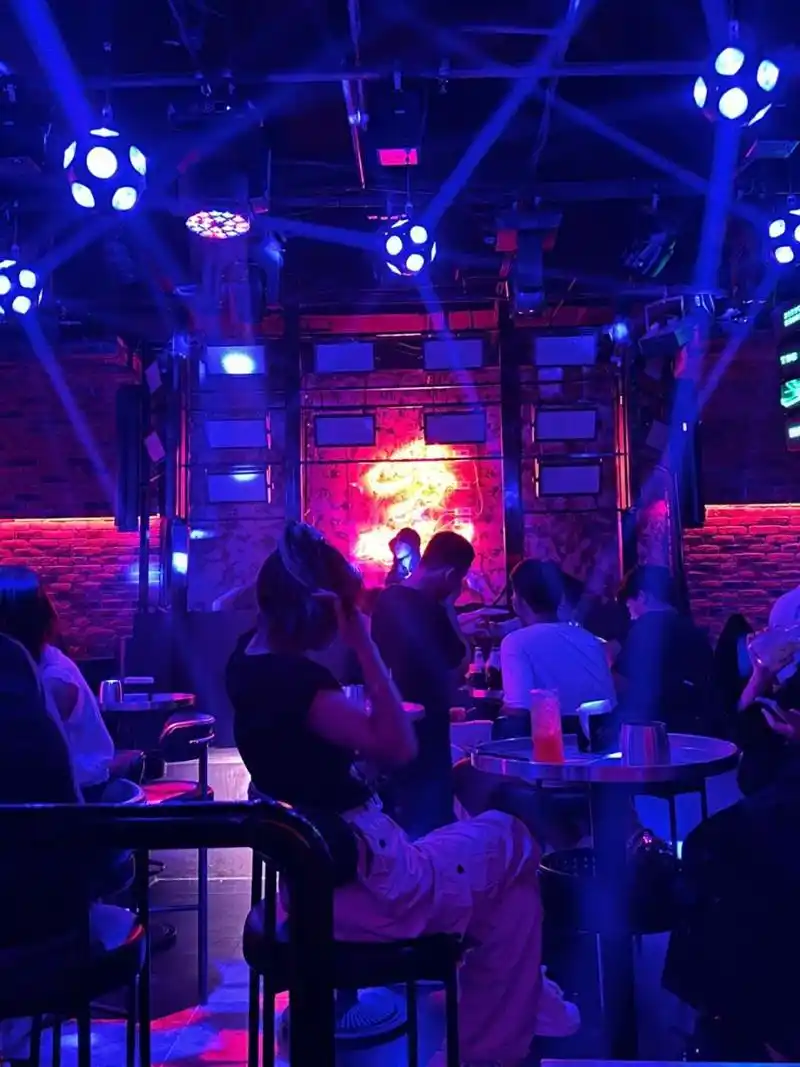 这个酒吧真不孬,比我去的其他蹦迪的都好 主要是氛围好,歌也好听,年轻