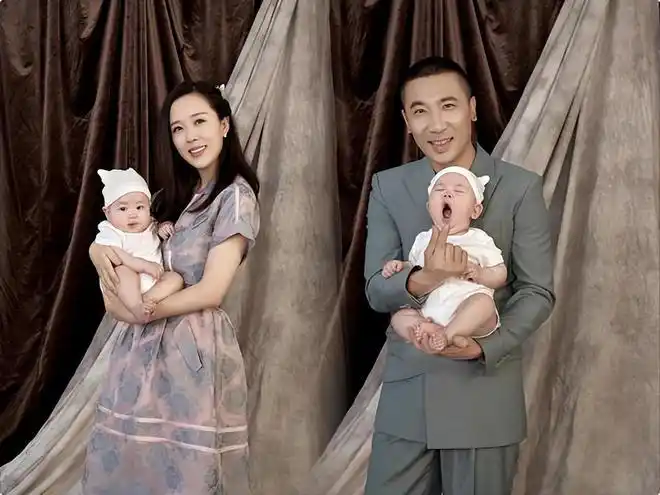 百天晒娃44岁颜丹晨产后恢复顺利和老公儿子一起拍写真