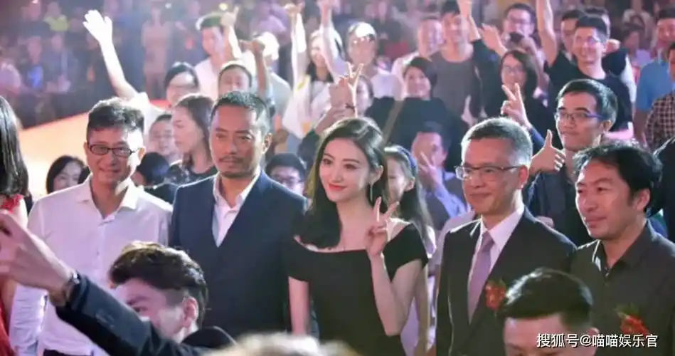 景甜坐拥优质资源背后的神秘大佬究竟是谁?让无数大咖甘愿陪衬!