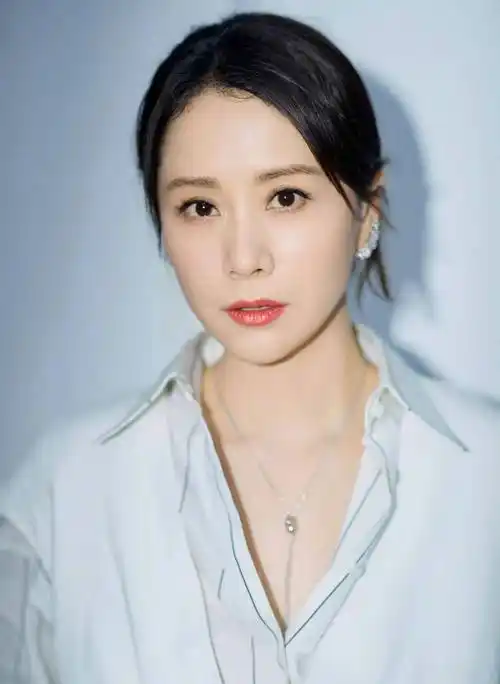 46岁的海清,穿深v礼服秀身材,身材丰腴,美的让人羡慕_角色_女人_媳妇