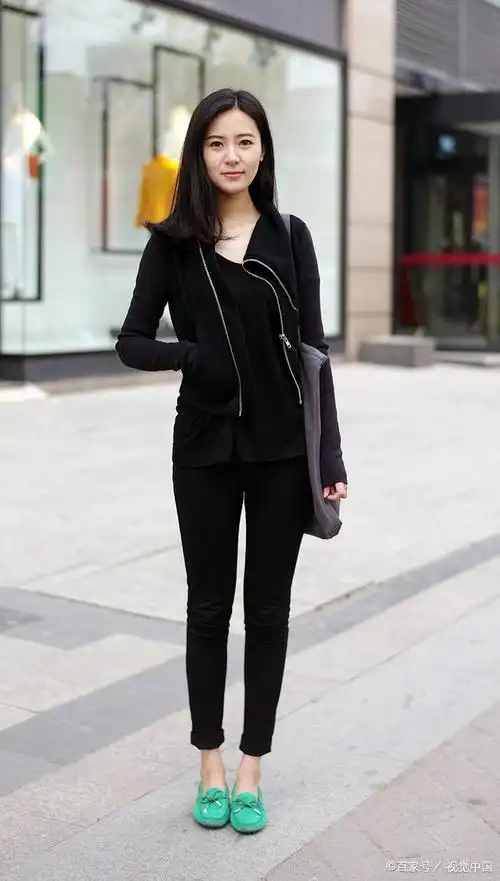 黑色上衣是一种非常百搭的服饰,几乎可以搭配任何颜色的裤子.