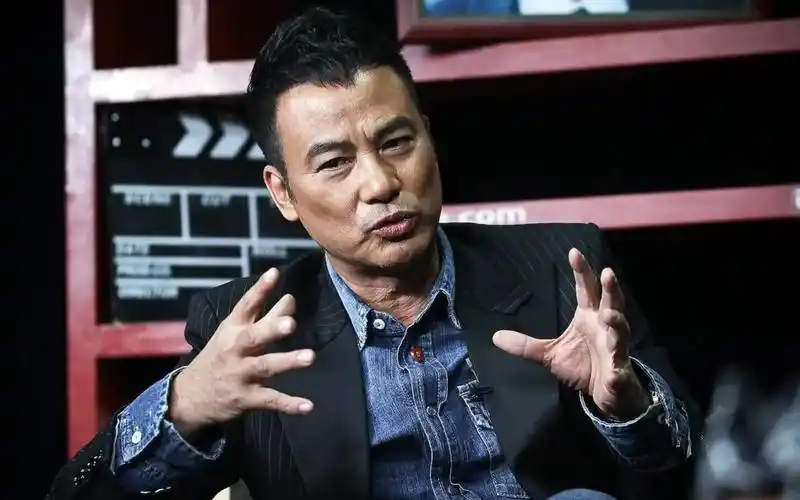 任达华个人资料简历(好男人任达华,40年拍300部戏,一见钟情后千里"追