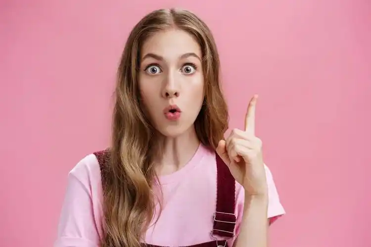 吃惊表情包惊讶表情的猫咪图片令人惊讶的表情俊俏的姑娘而站在灰色