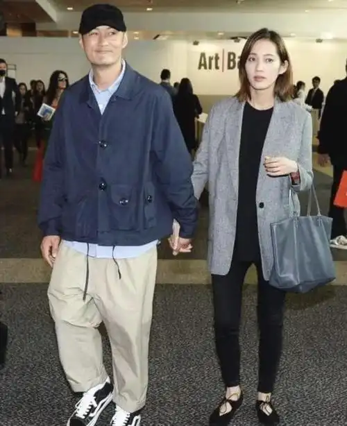 余文乐牵手老婆亮相胡子拉碴胖成油腻大叔王棠云披西装像贵妇