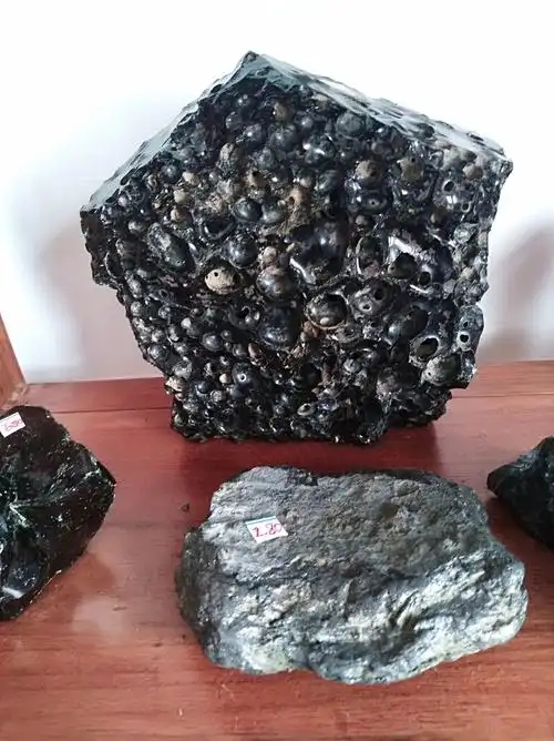 经大气层燃烧后落到地球的幸存者,其中玻璃陨石价值极高!