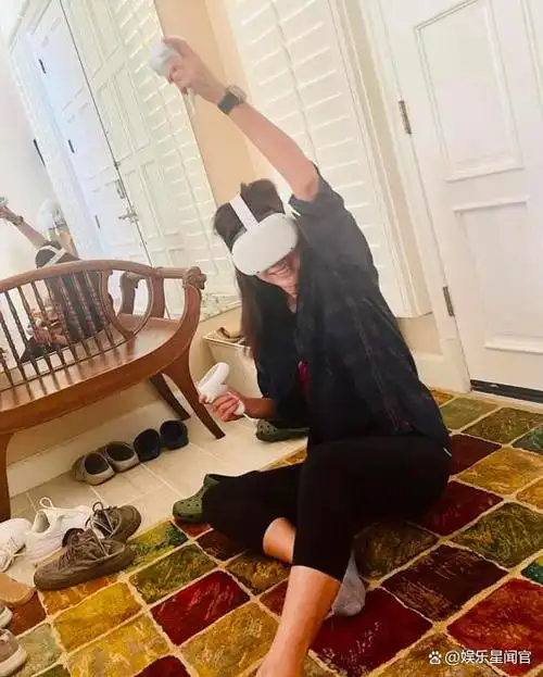 徐静蕾晒近照发福明显,首次回应生娃传闻,豪宅内玩vr健身