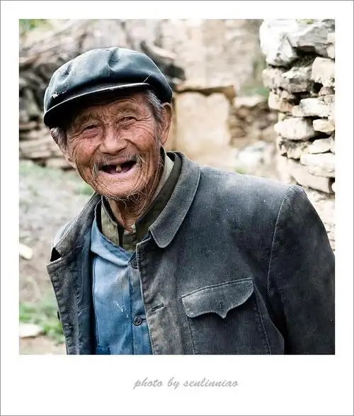 说看到我拿着相机就过来看看. 老人沧桑朴实的笑容令人感到亲切.