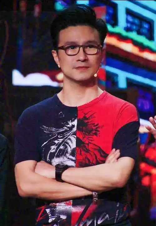 章子怡素颜打球被拍,小腿纤细有肌肉,汪峰头发稀少抢镜_运动_网友