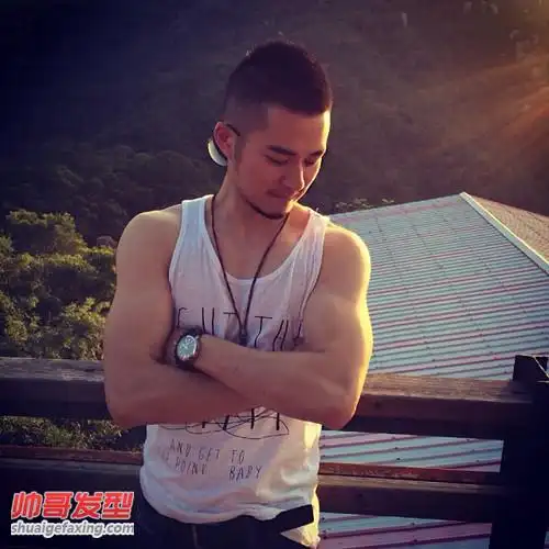 胡茬肌肉帅哥超短发寸头 又man又有型-帅哥图片-帅哥发型网