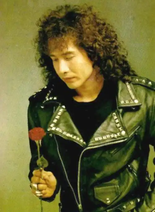 齐秦年轻照片齐秦年轻时长发飘逸的风采