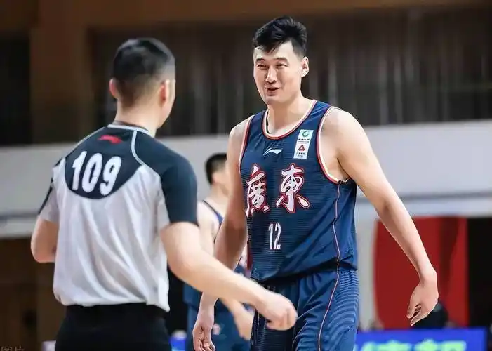 苏伟:8次夺冠,娶1米8美丽空姐,儿女双全,退役当老板_成功_篮板_身高