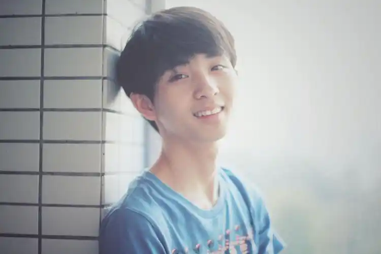 给男朋友拍照很正经