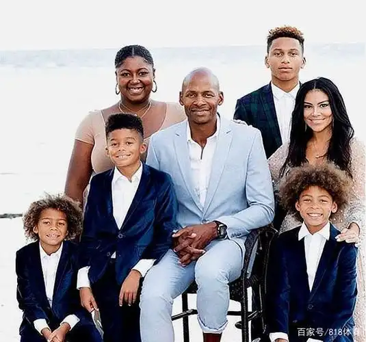 值得一提的是,雷-阿伦27岁的大女儿蒂娜和45岁的妻子香农,4个儿子相处