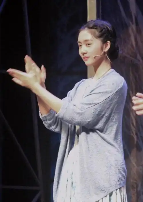 "黄磊长女"多多澳门出演话剧,盘发,开衫显老气,17岁妈味十足