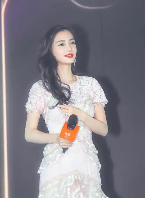 angelebaby杨颖穿公主裙参加活动,真的太美了!