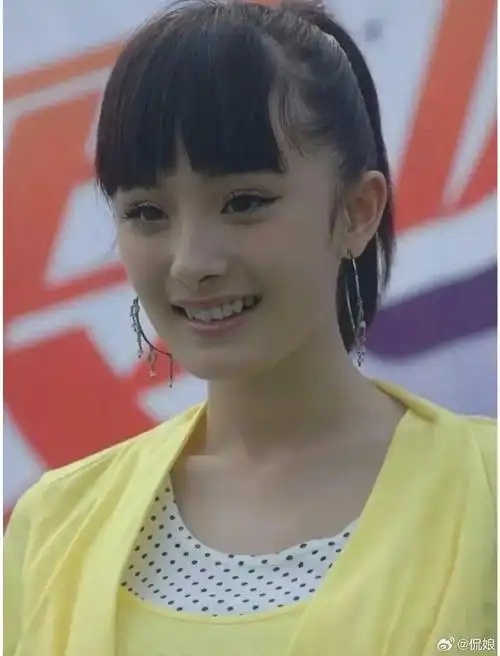 翻找了一下杨幂出道前后照片,对比了一下,发现她没有整容,只是长开了.