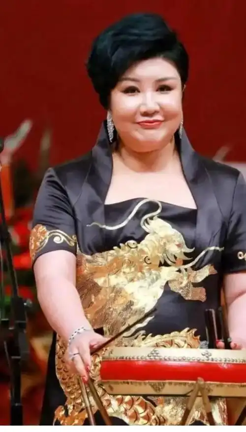 穿着多处纹身短裤,手中拎着6万块的包|王惠|郭德纲|德云社_网易订阅