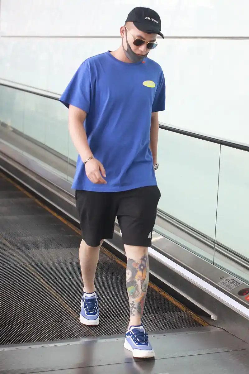 欧豪街拍:offwhite蓝t恤搭配palace短裤 chanel球鞋潮味型男