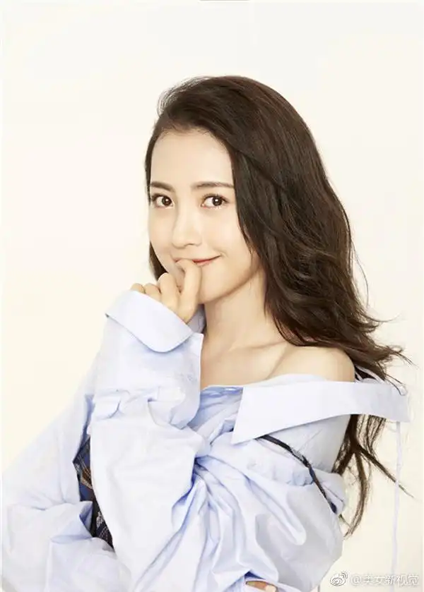 包文婧复古格纹写真图片