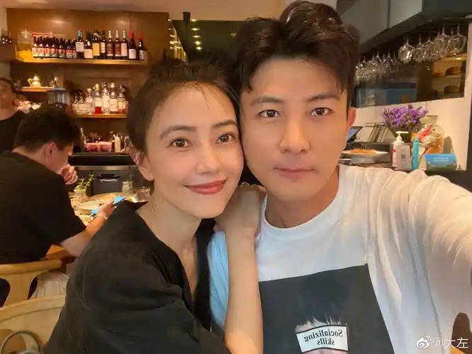 老友重聚高圆圆穿v领裙气质优雅迷人