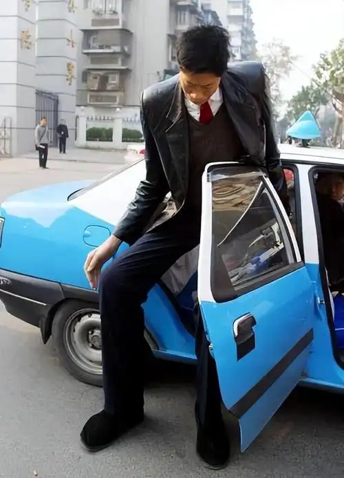 亚洲第一巨人张俊才:高达2.42米,结婚22年无子,现状如何?