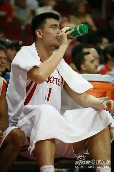 图文nba步行者7686火箭姚明喝水补充体力