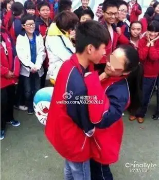 初中生求爱接吻大庭广众之下校园内激吻组图