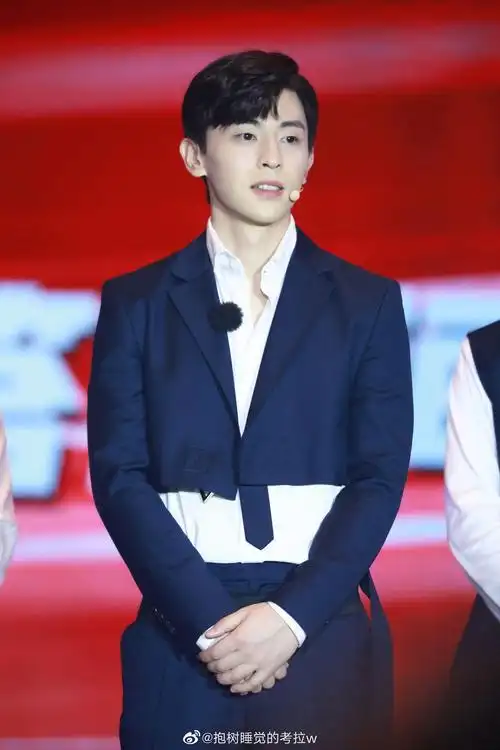 邓伦工作室,抱树睡觉的考拉w)下载「爱豆app」 了解偶像的最新动态