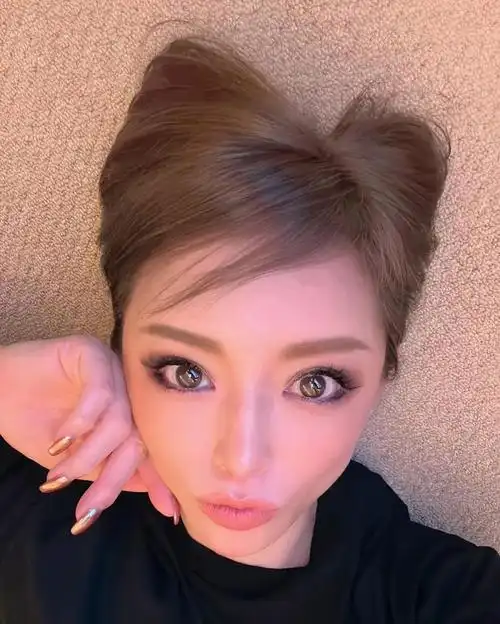 日本天后滨崎步疑似整容,嘴唇形状都变了-蘑菇号