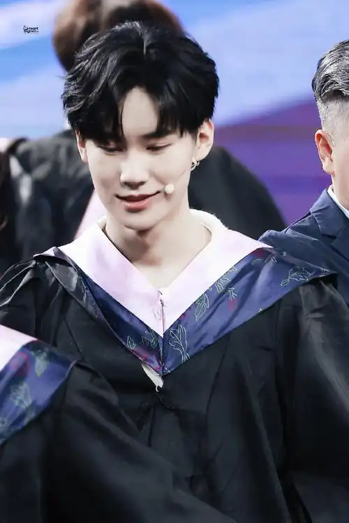 张真源央视五四晚会学士服造型